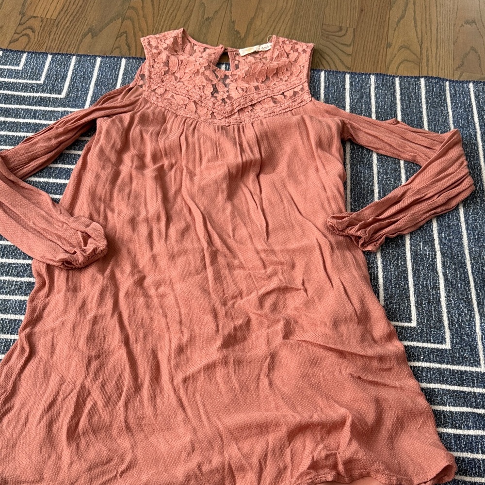 Chic Lace Detail Dress - Soft Pink
